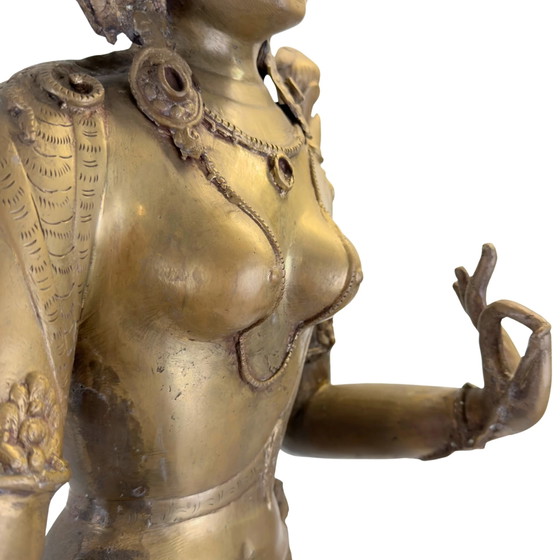 Antigua Green Tara nepalesa – bronce dorado al fuego, tradición Newar, siglo XIX, H 100 cm, 15.2 kg. (photo 6 of 11)