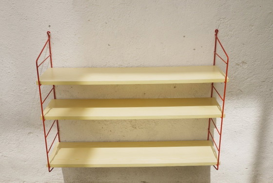 Estantería de pared estilo Tomado String, alambre de metal rojo, chapa de roble, estilo escalera de mediados (photo 8 of 23)