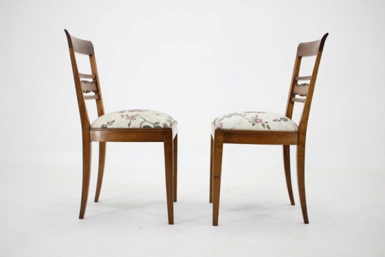 Image 1 of Een paar gerestaureerde Tsjechoslowaakse walnotenhouten stoelen uit de jaren 50, bekleed met bloemenstof.