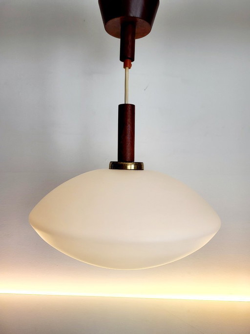 Lampada a sospensione vintage in vetro opalino, stile scandinavo, teak, anni '60