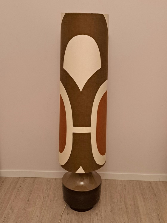 Image 1 of Vintage vloerlamp uit de jaren 70 – keramische voet en originele stoffen kap – mid-century/space age