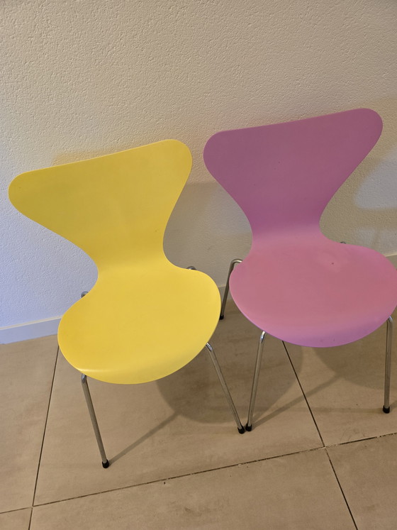 Image 1 of 6 Fritz Hansen chairs designed by Arne Jacobson, original label