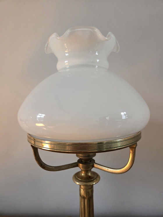 Image 1 of Paire de lampes anciennes en opaline et laiton