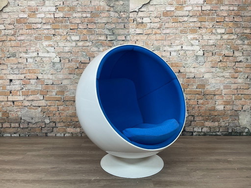 Eero Aarnio Originals Ball Chair bright blue