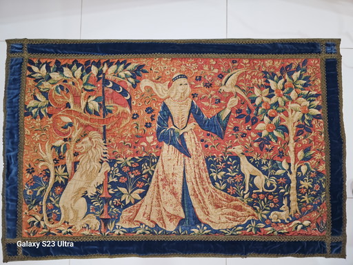 Broderie la dame a la licorne signé par roga et cousue avec fil plaqué or 