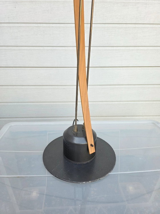 Image 1 of Lámpara de pie poco común con un diseño impactante de los años 70/80. Acabado en madera y metal.