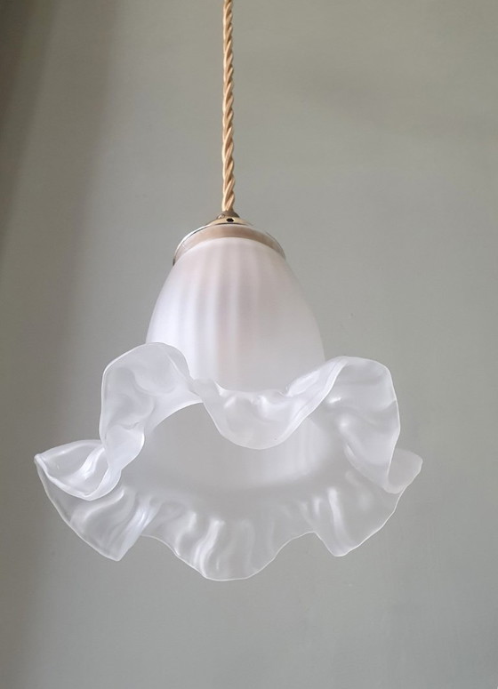 Image 1 of Antike Glas-Hängelampe. Blumenförmiges Design aus mattiertem Glas.