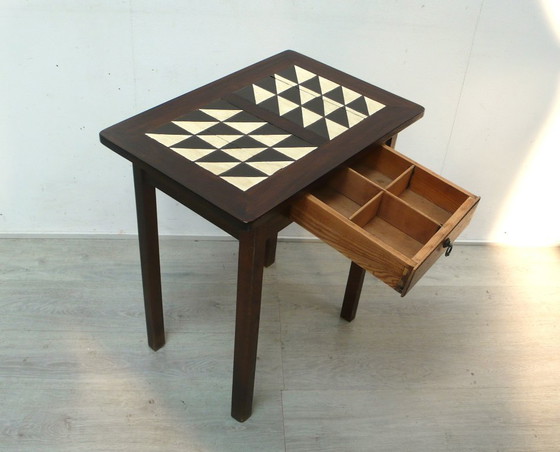 Antieke bijzettafel met lade, massief walnoothout, donker met crèmekleurig patroon. – Wood (photo 4 of 7)