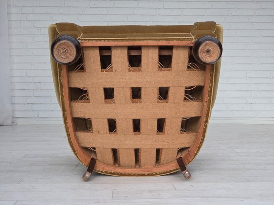 Image 1 of Poltrona relax danese, anni '60, rivestimento in velluto verde chiaro, gambe in legno di quercia.