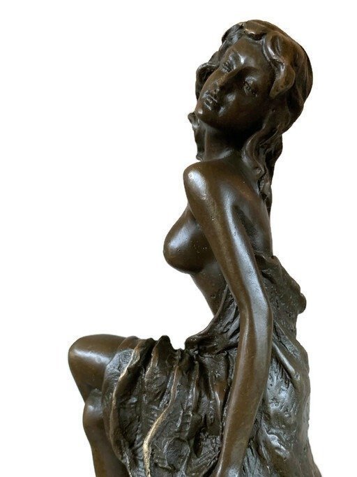 Image 1 of Statue en bronze Femme demi-nue sur tabouret