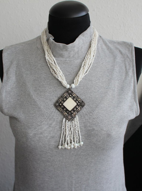 Image 1 of Collier en perles de rocaille blanches, multi-rangs avec un grand pendentif, style ethnique, fait main