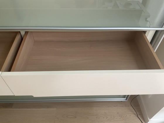 Image 1 of Domus-Schrank von B&B Italia, entworfen von Antonio Citterio, in weißem Lack und mit Glasschiebetüren