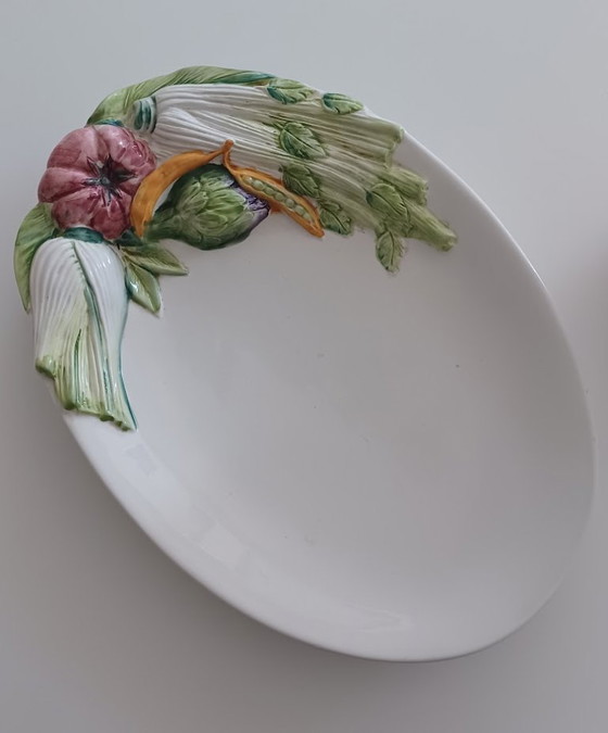 Image 1 of Fuente italiana de mediados de siglo. Barbotina pintada a mano y marcada.