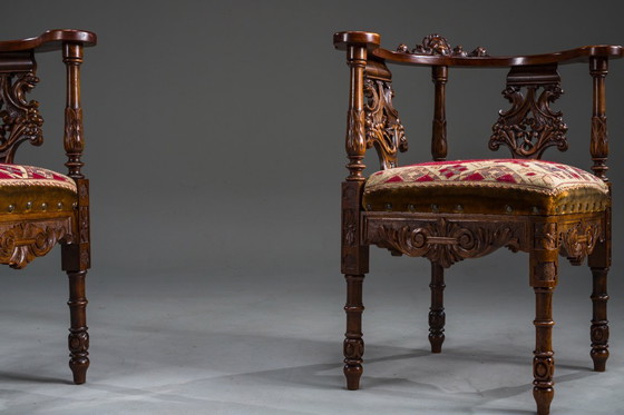Image 1 of Italienische Eckstühle im Stil der Renaissance des 19. Jahrhunderts aus geschnitztem Nussbaumholz, 2er-Set