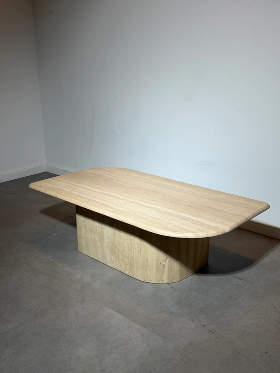 Mesa de centro de travertino con base de pedestal redondeada, Mesas de centro (foto 2 de 6)