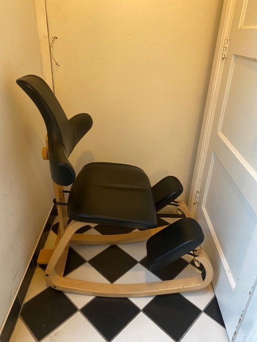 Stokke/Varier Thatsit Stuhl aus schwarzem Leder