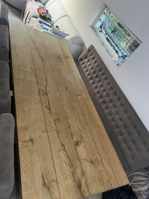 Beautiful solid oak dining table in good condition