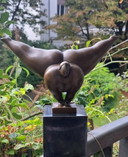 Handstand, eine Bronzestatue einer Dame im Botero-Stil