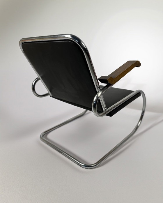 Image 1 of Een paar Bauhaus-fauteuils met cantileverconstructie uit de jaren 1930-1940 – buisvormig staal, houten armleuningen