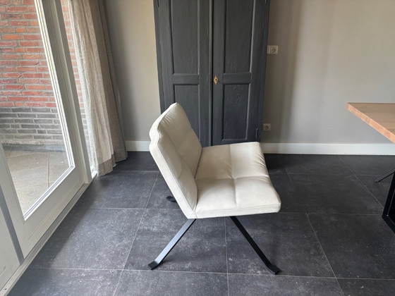 Label ecru swivel armchair – Leather (photo 5 of 5)