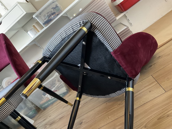 Image 1 of Belles chaises de salle à manger tendance blanches et rouges avec des accents dorés