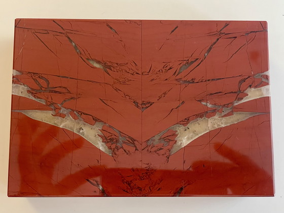 Image 1 of Schatulle aus rotem Jaspis mit Quarz Einschmelzungen 