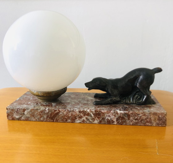 Image 1 of Lampe art déco globe en opaline et chien de chasse 
