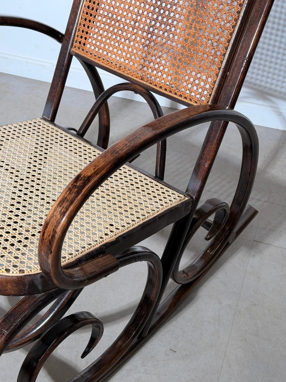 Sedia a dondolo antica in legno curvato – Sedie a dondolo (photo 5 of 6)