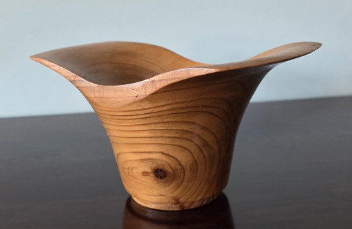 Ciotola artigianale in legno organico dal design raffinato