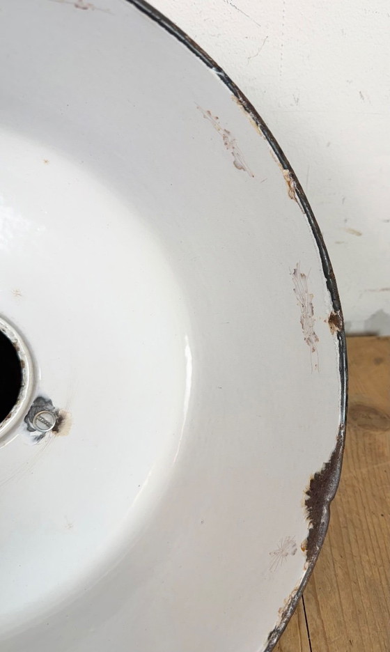 Image 1 of Industriële fabriekslamp van petroleum-email met gietijzeren bovenkant, jaren 60