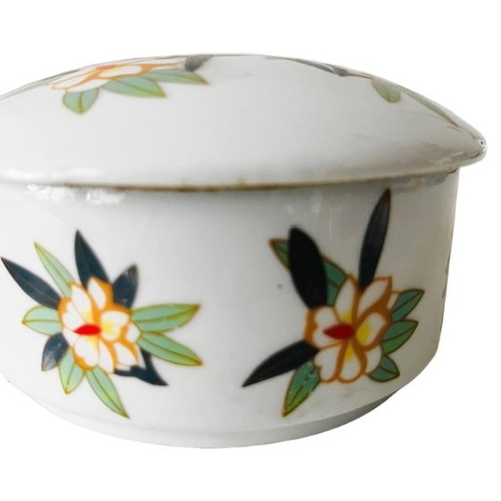 Image 1 of Portagioie orientale vintage in porcellana con fiori e pappagalli, anni '70