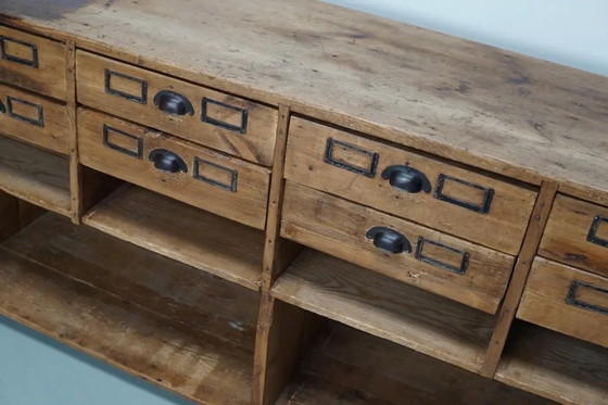 Image 1 of Mobiletto rustico da farmacia tedesco d'epoca / bancone da negozio in pino, anni '30