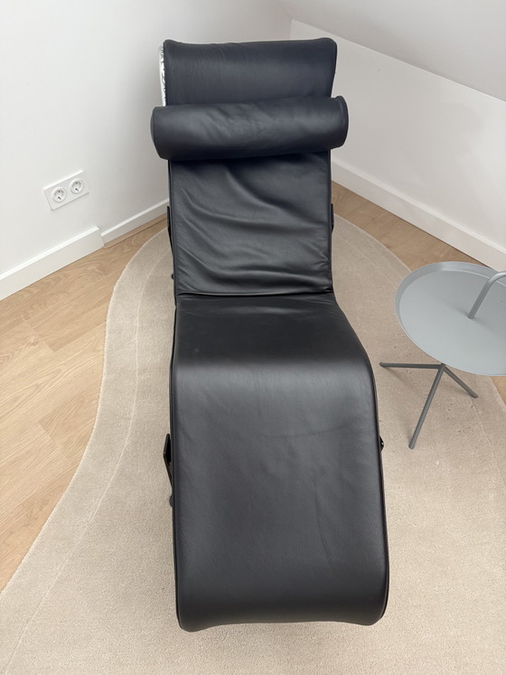 Image 1 of Tumbona Le Corbusier LC4 en piel negra.