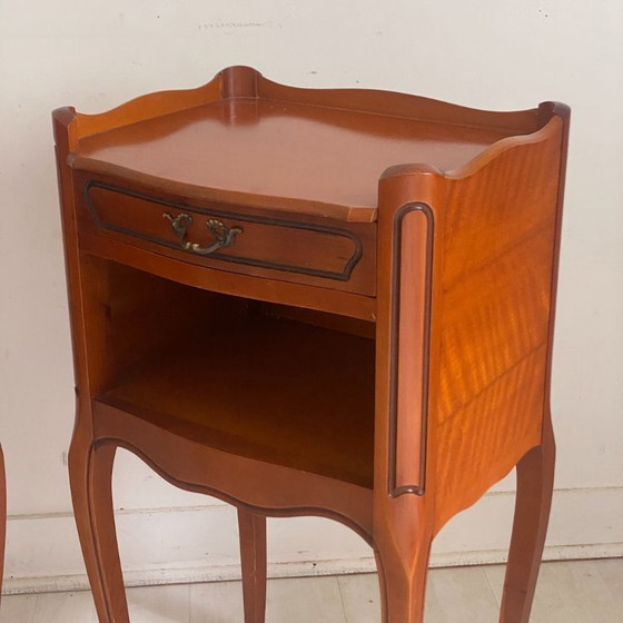 Image 1 of Par de mesitas de noche de madera de cerezo estilo Luis XV