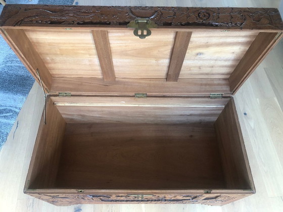 Image 1 of Coffre antique en bois de camphrier