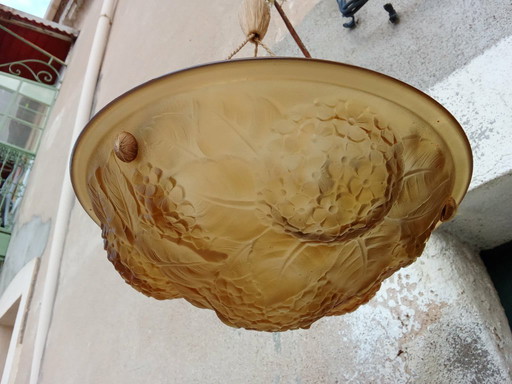 Antike Art-Deco-Deckenleuchte in Bernsteinfarbe mit Hortensienmotiv