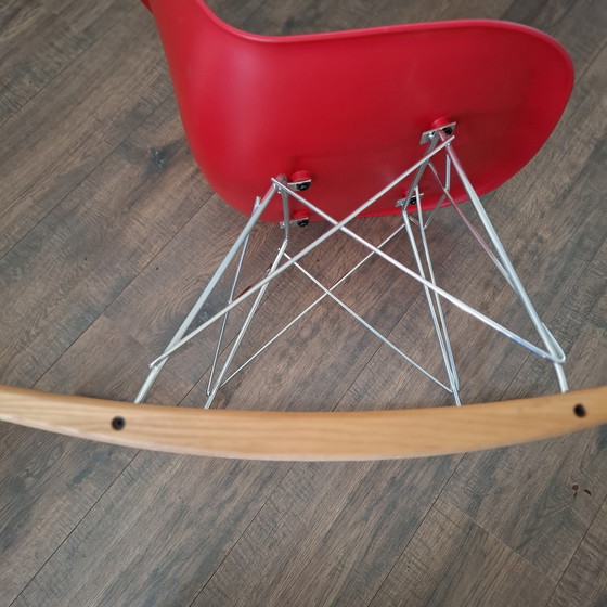 Image 1 of Le fauteuil à bascule Eames en plastique