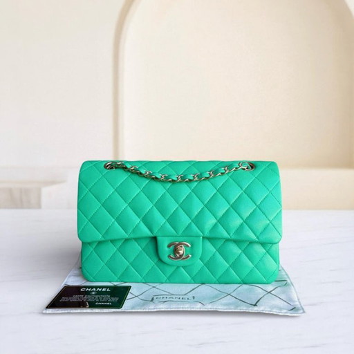Borsa Chanel Classic Flap Medium - 25 cm in pelle di agnello trapuntata verde con finiture dorate, serie 18