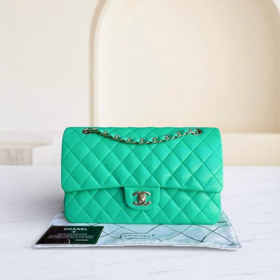 Image 1 of Borsa Chanel Classic Flap Medium - 25 cm in pelle di agnello trapuntata verde con finiture dorate, serie 18