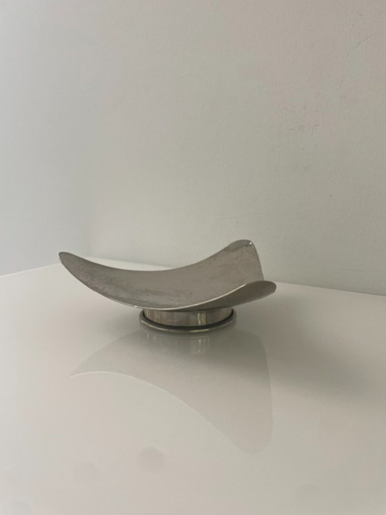 Image 1 of Vintage triangular metal bowl on a base – hammered texture