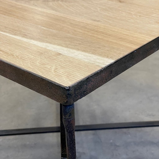 Design industriel : Table basse avec plateau en chêne massif et piètement patiné
