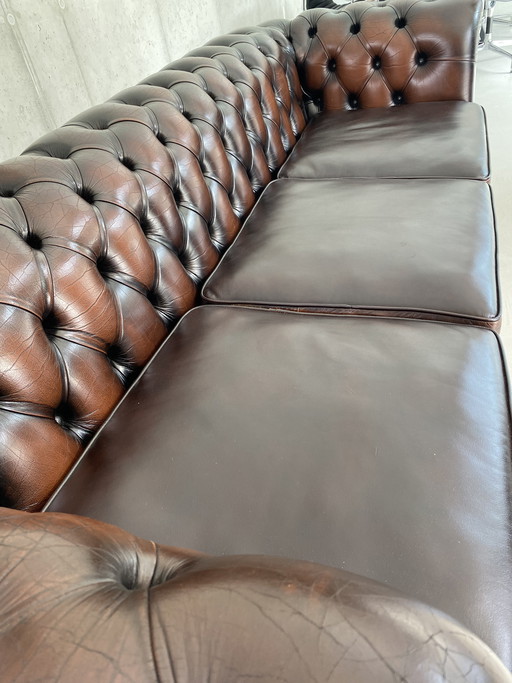 Sofá Chesterfield de 4 plazas en piel auténtica.