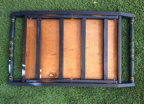 Image 1 of Vassoio vintage in legno con gambe pieghevoli e finitura originale dipinta a mano - Arredamento country/rustico