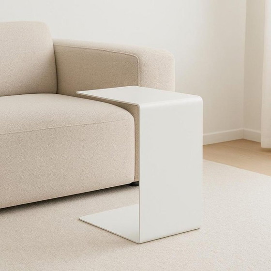 Image 1 of Minimalistischer C-förmiger Beistelltisch aus Stahl – Moderner Sofatisch