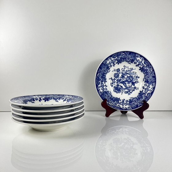 Image 1 of Set di 6 piatti fondi in terracotta blu, decorazione a fiori e uccelli, inizio XX secolo