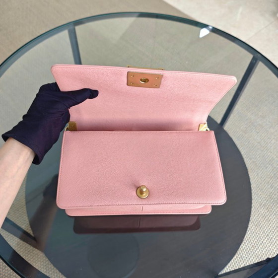 Image 1 of Borsa Chanel Boy Medium - Caviar 25 cm trapuntata rosa chiaro con finiture dorate Serie 25
