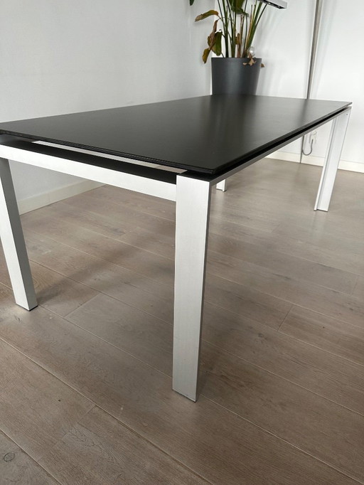 Table à manger design noire