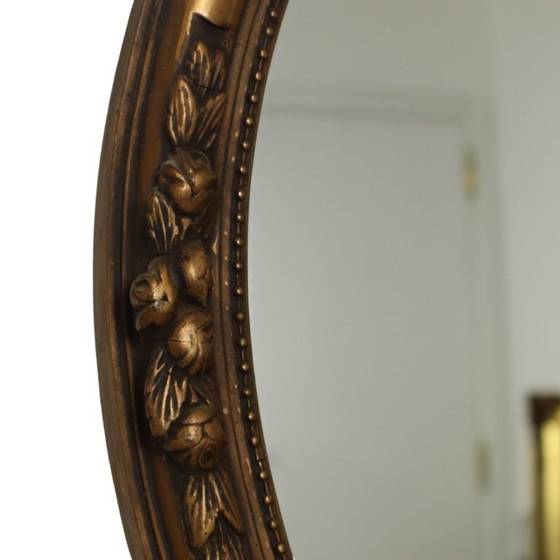 Image 1 of Espejo ovalado francés dorado de 58 cm