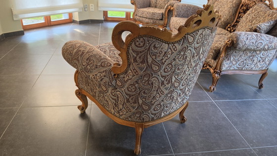 Image 1 of Ensemble de salon baroque trois pièces – Canapé trois places et deux fauteuils – Motifs cachemire
