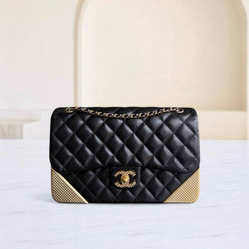 Borsa Chanel Classic Flap Seasonal Medium - Rock The Corner in pelle di vitello trapuntata nera con finiture dorate, serie 24